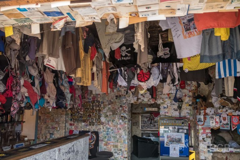 Geldscheine an den Wänden und Wäsche, die von der Decke hängt, in Ronnie's Sex Shop an der Route 62