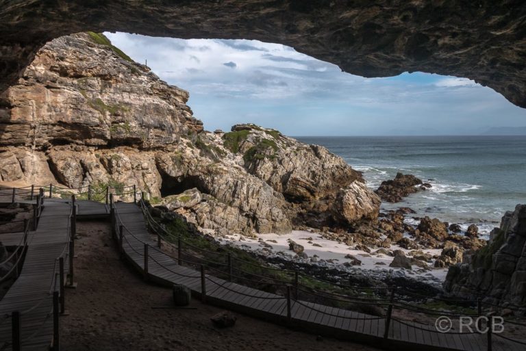 Blick aus der Klipgat Cave hinaus aufs Meer, im Vordergrund der Plankenweg durch die Höhle