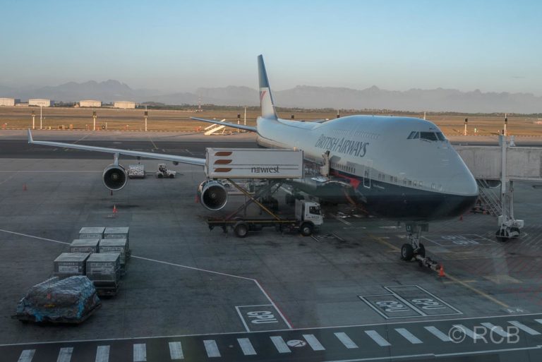 eine Boeing der British Airways auf dem Flughafen Kapstadt wartet auf den Abflug