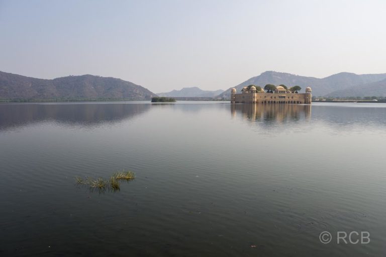 Palast Jal Mahal inmitten eines Sees bei Jaipur
