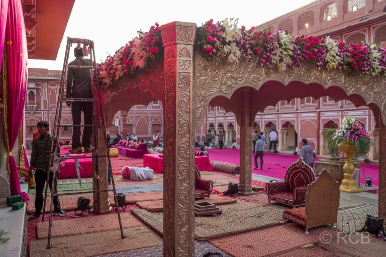 Jaipur, Stadtpalast, Vorbereitungen für eine große Hochzeitsfeier am Abend