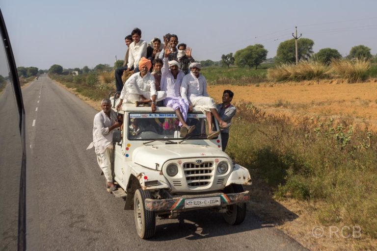 mit Personen überladener Jeep Fahrt durch Rajasthan