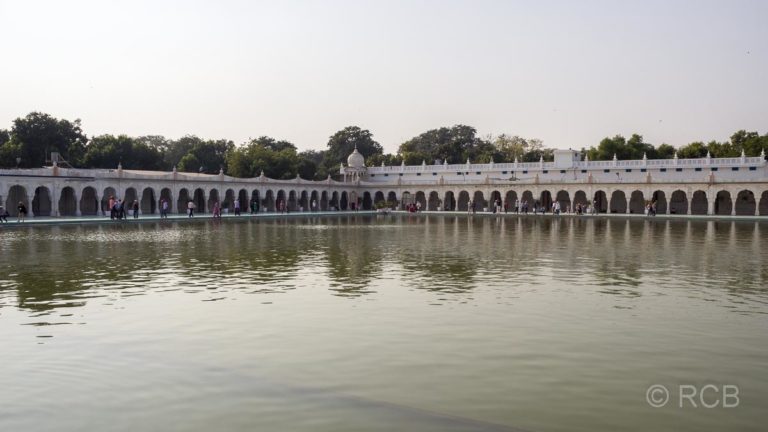 Wasserbecken im Hof des Sikh-Tempel Bangla Sahib Gurudwara, Delhi