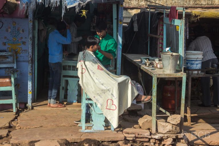 Friseur auf der Fahrt durch Rajasthan