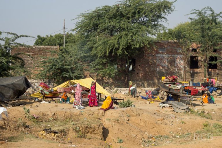 Menschen winken auf der Fahrt durch Rajasthan