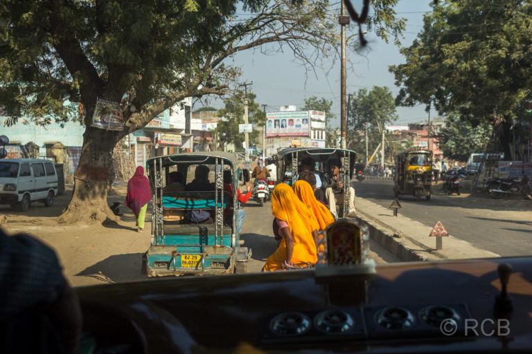 Straßenszene auf der Fahrt durch Rajasthan