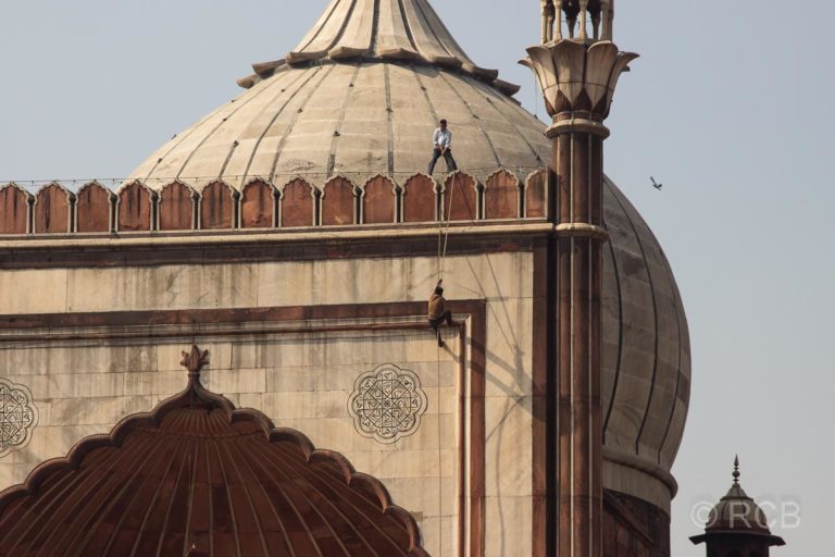 Handwerker erklettern das Dach der Freitagsmoschee, Delhi