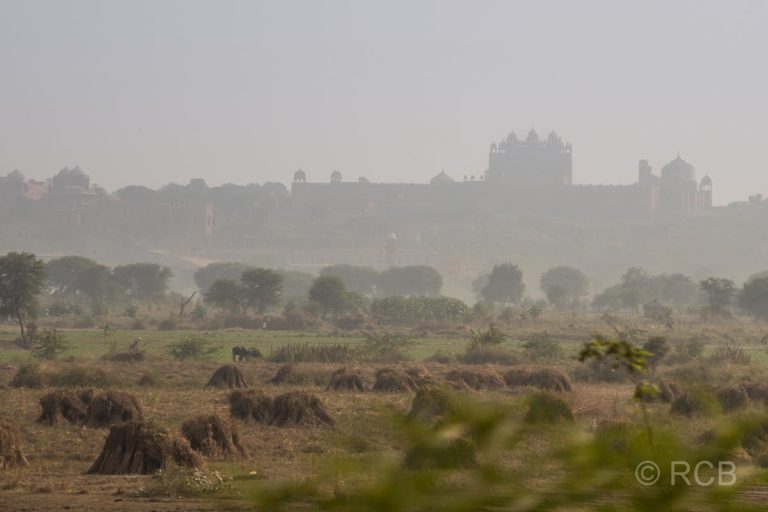 Blick auf die Festung Fatehpur Sikri im Dunst in der Ferne