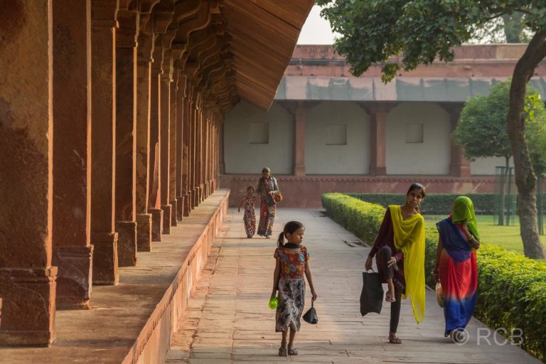 Touristen gehen durch Fatehpur Sikri