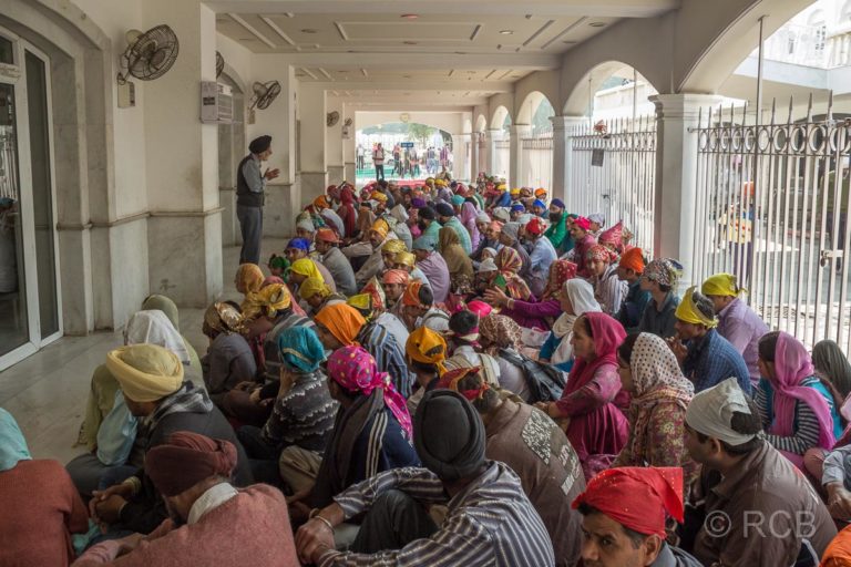 Menschen warten in Massen auf die Speisung im Sikh-Tempel Bangla Sahib Gurudwara, Delhi