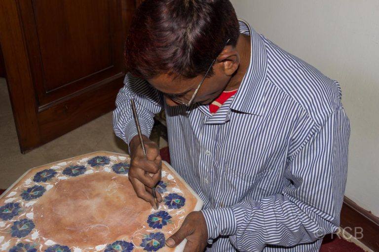 Agra, Handwerker in einer Piedra-Dura-Werkstatt