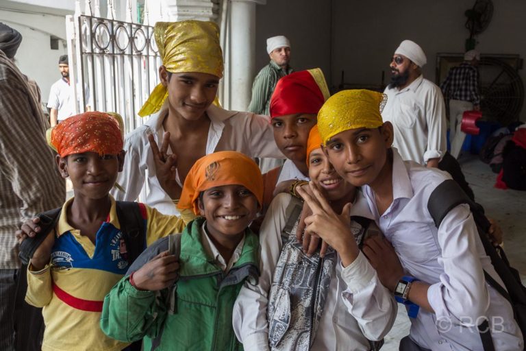Kinder im Sikh-Tempel Bangla Sahib Gurudwara, Delhi