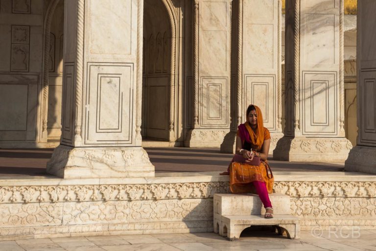 Agra, Rotes Fort, Frau vor den Marmorgemächern von Shah Jahan