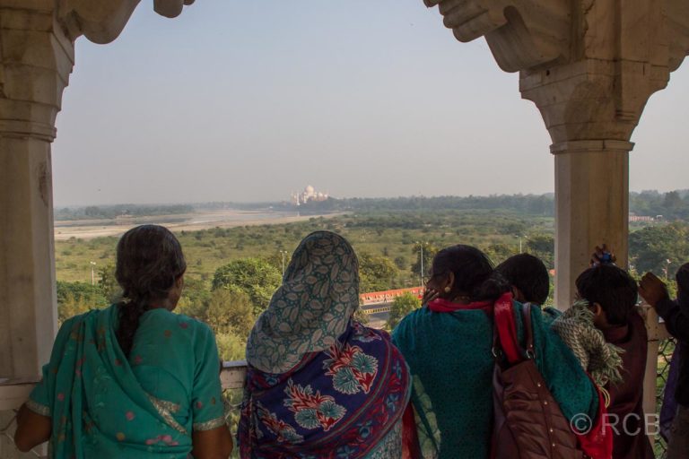 Agra, Rotes Fort, Frauen blicken hinüber zum Taj Mahal
