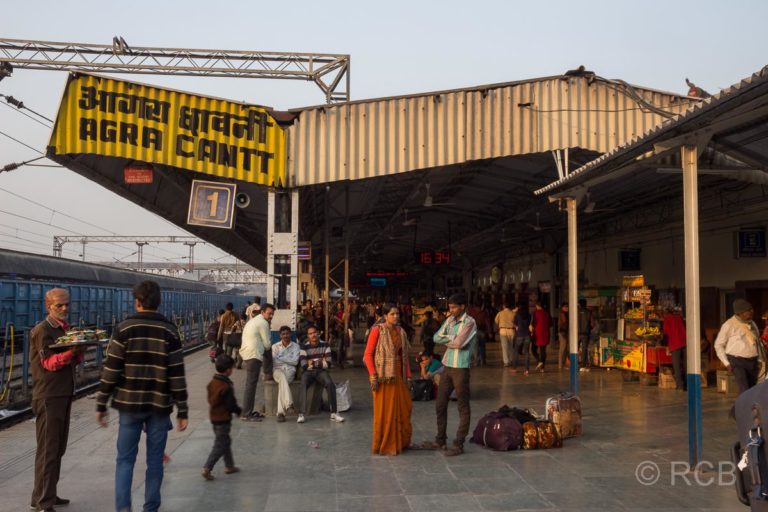 Agra, Bahnsteig im Bahnhof Cantonment