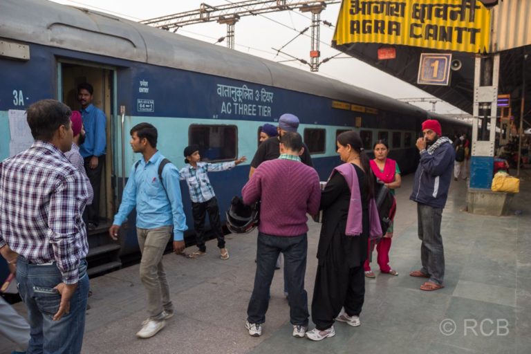 Agra, Bahnsteig mit Zug im Bahnhof Cantonment