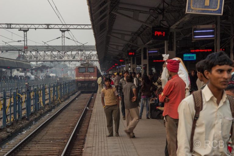 Agra, Bahnhof Cantonment, ein Zug fährt ein