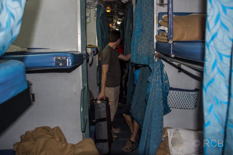 Liegen im Nachtzug nach Jabalpur, 2. Klasse A/C