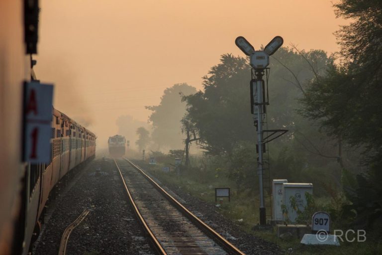 Nachtzug kurz vor Jabalpur auf den Gleisen im Morgengrauen