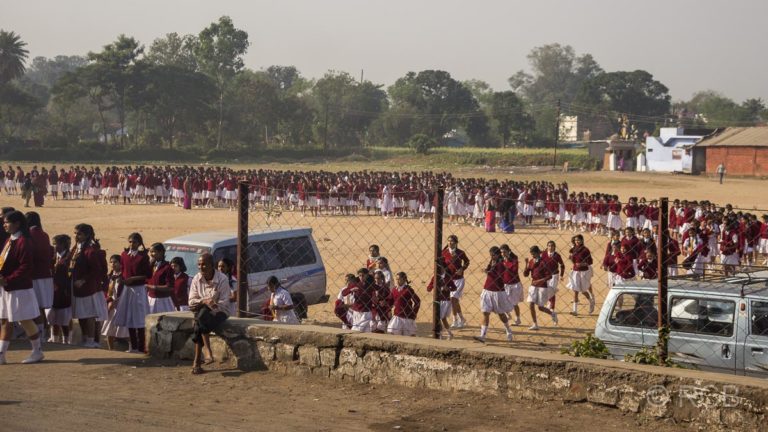 Hunderte Mädchen in Schuluniform auf der Fahrt durch Madya Pradesh