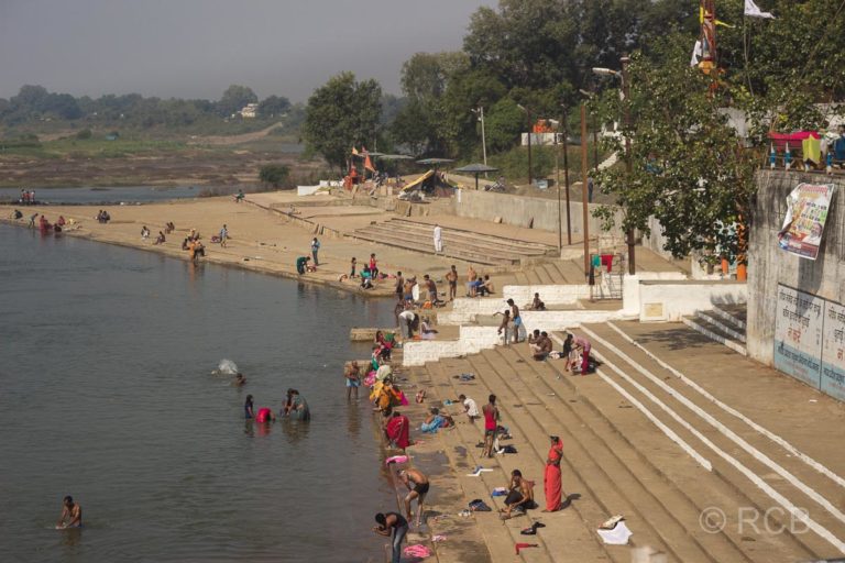 Badende am Flussufer auf der Fahrt durch Madya Pradesh