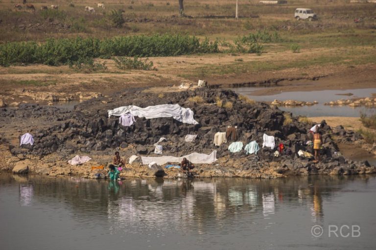 Frauen waschen Wäsche am Flussufer in Madya Pradesh