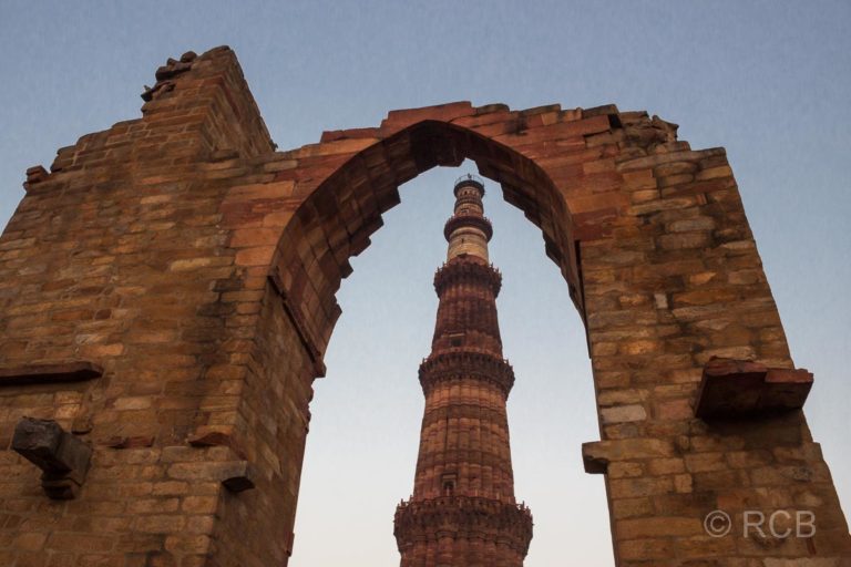 Blick aus der Quwwat-ul-Islam-Moschee auf die Siegessäule Qutb Minar, Delhi