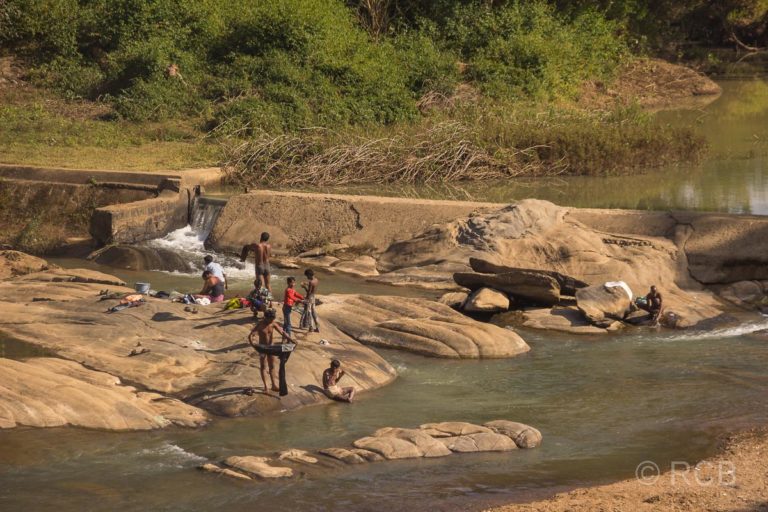 Menschen waschen Wäsche am Fluss in Madya Pradesh
