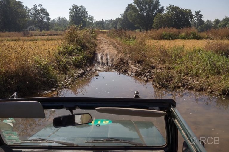 Jeep furtet einen Bach in der Nähe des Kanha National Park