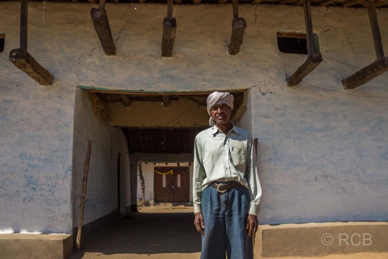 stolzer Inder vor seinem Haus in der Nähe des Kanha National Park
