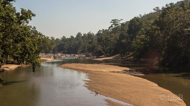 Fluss mit Sandbänken auf der Fahrt durch Madya Pradesh