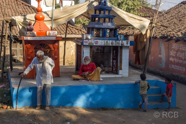 Heiligenschrein mit Kindern und Rentnern, Fahrt durch Madya Pradesh