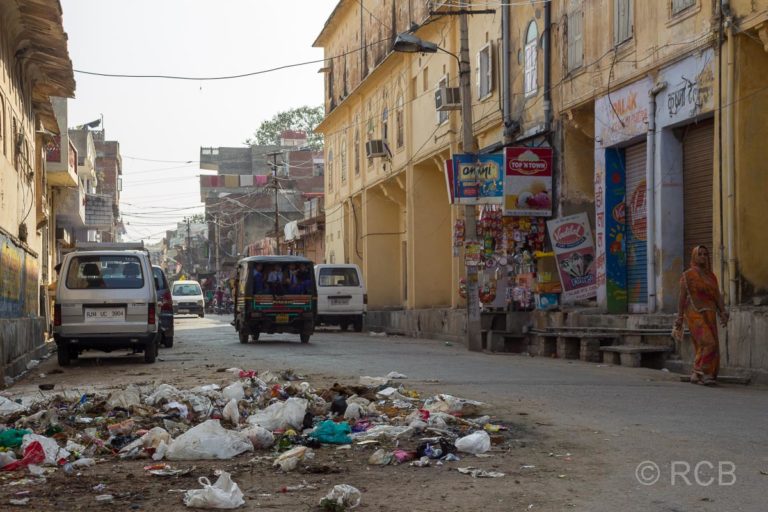 vermüllte Straße in Jaipur