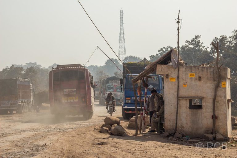 staubiger Kontrollposten auf der Fahrt durch Uttar Pradesh