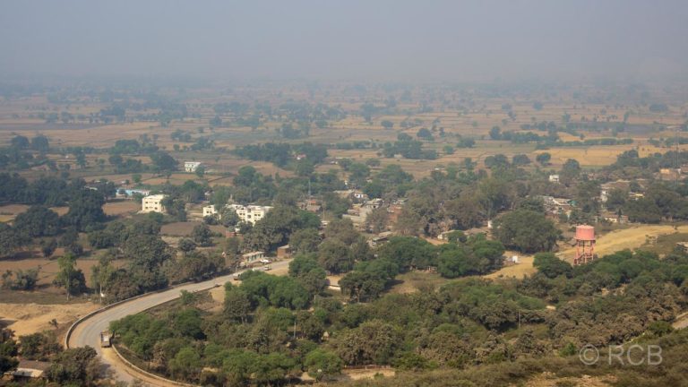Blick über diesige Landschaft auf der Fahrt durch Uttar Pradesh