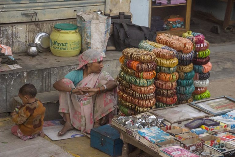 Schmuckverkäuferin auf der Fahrt durch Uttar Pradesh