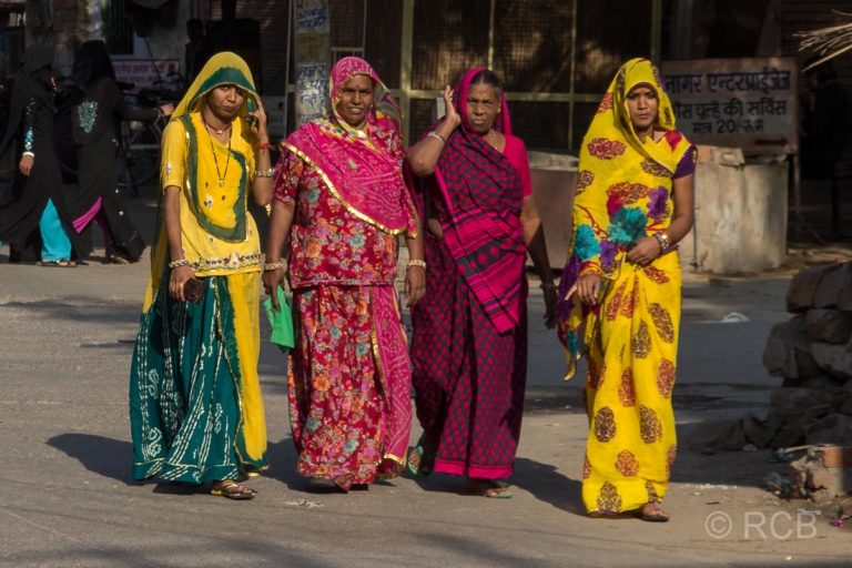 Elegante Frauen in bunten Saris in Jaipur