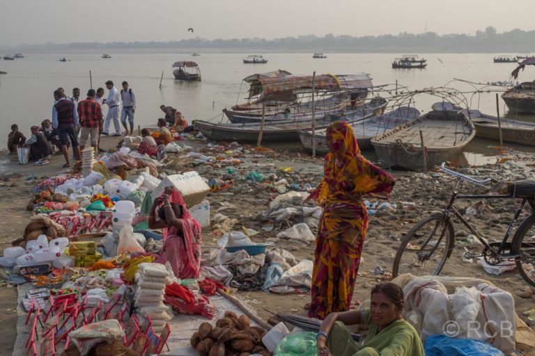 Allahabad, Verkaufsstände, Boote und Müll am Strand am Sangam, dem Zusammenfluss von Ganges und Yamuna
