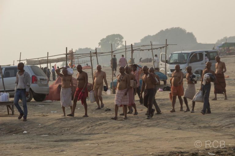 Allahabad, Männer mit bloßem Oberkörper laufen zum Wasser am Sangam, dem Zusammenfluss von Ganges und Yamuna