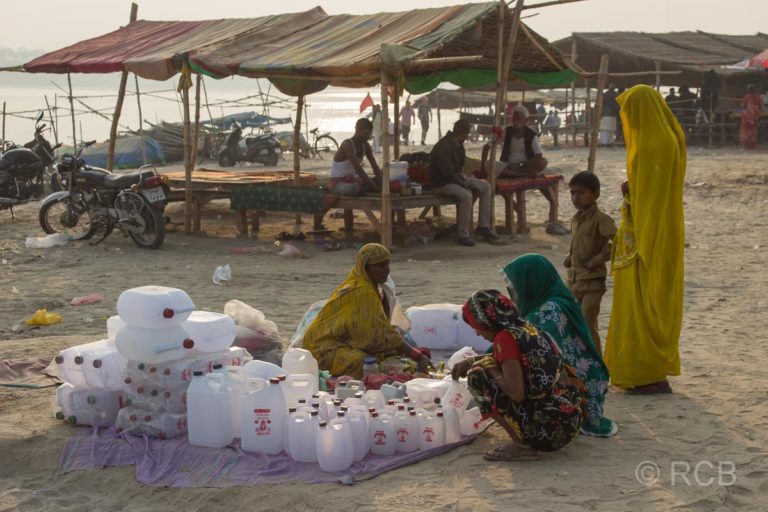 Allahabad, Verkäuferin von Wasser am Sangam, dem Zusammenfluss von Ganges und Yamuna
