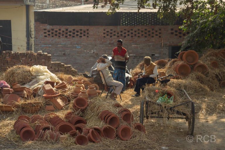 Verkäufer von Tonwaren auf der Fahrt durch Uttar Pradesh