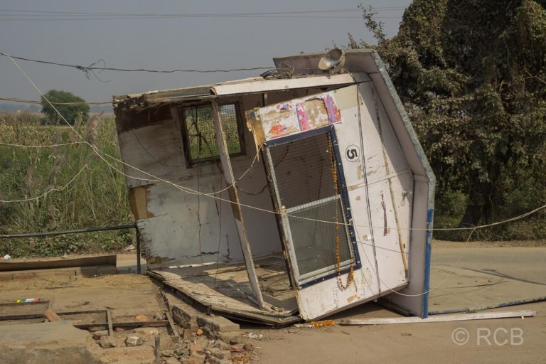 umgekipptes Holzhäuschen am Straßenrand auf der Fahrt durch Uttar Pradesh