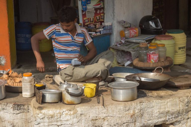 Mann bereitet Essen am Straßenrand auf der Fahrt durch Uttar Pradesh