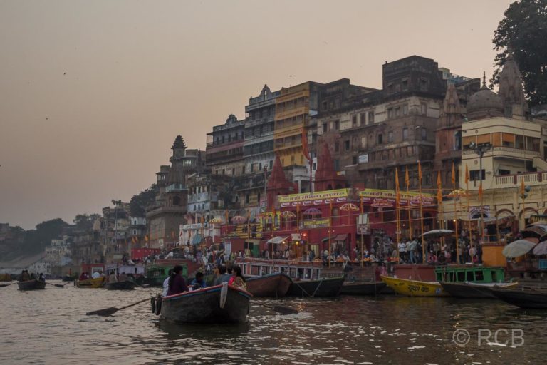Varanasi, Blick auf den Dasaswamedh-Ghat vom Fluss aus