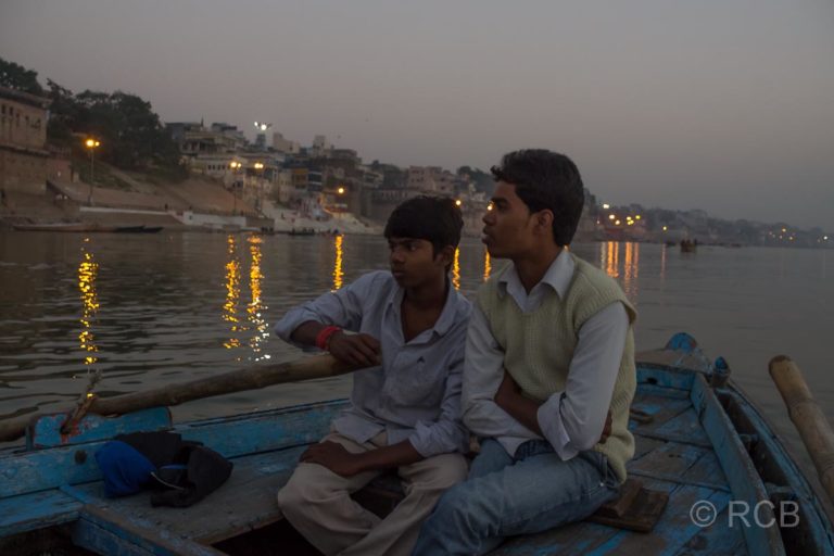 Varanasi, Bootsjungen beim Sonnenaufgang an den Ghats