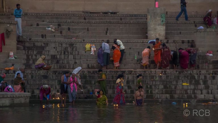 Varanasi, Gläubige baden im Fluss zum Sonnenaufgang an den Ghats