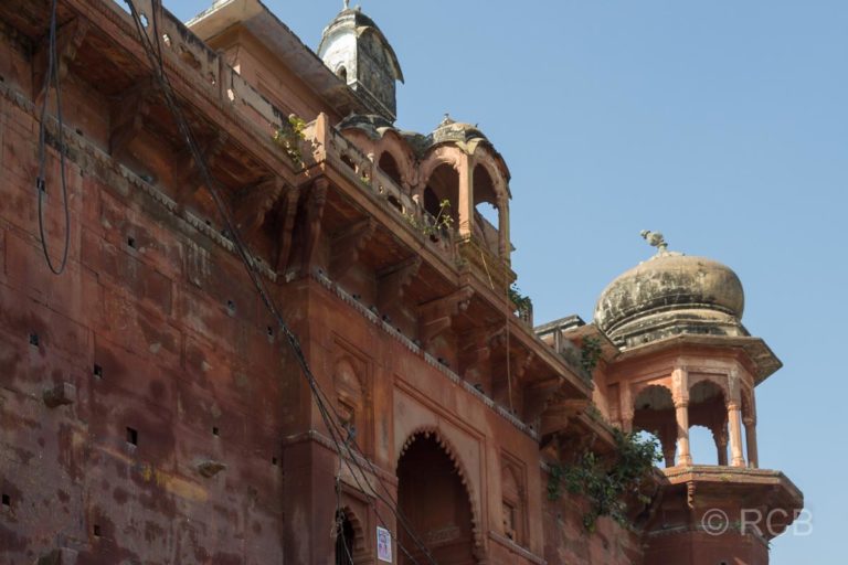 Varanasi, verfallener Palast am Ufer des Ganges