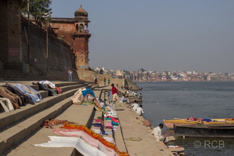 Varanasi, an den Ghats mit Blick zur Altstadt