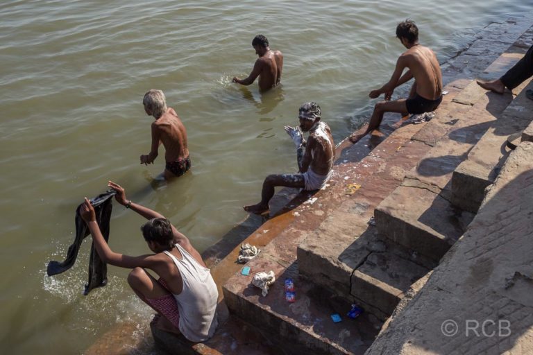 Varanasi, badende Gläubige an den Ghats