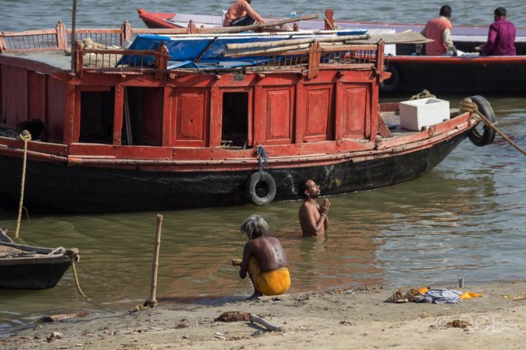 Varanasi, Gläubige an den Ghats, am und im Wasser